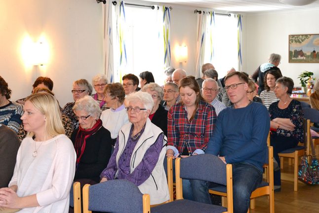 Fullsatt församlingshem vid vårauktion