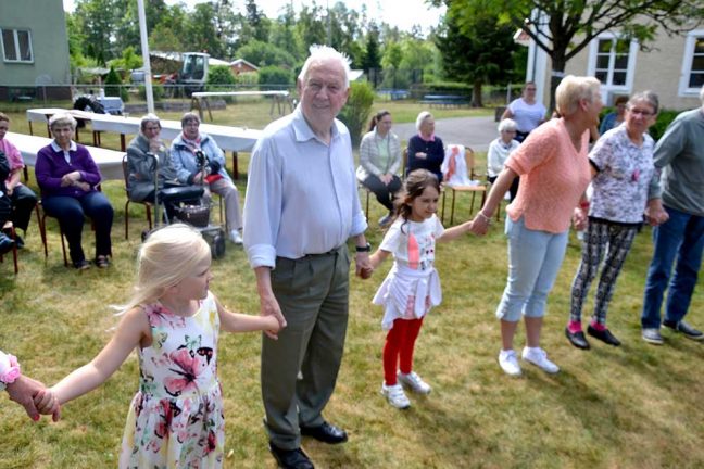 Midsommardans för förskola och Furugården