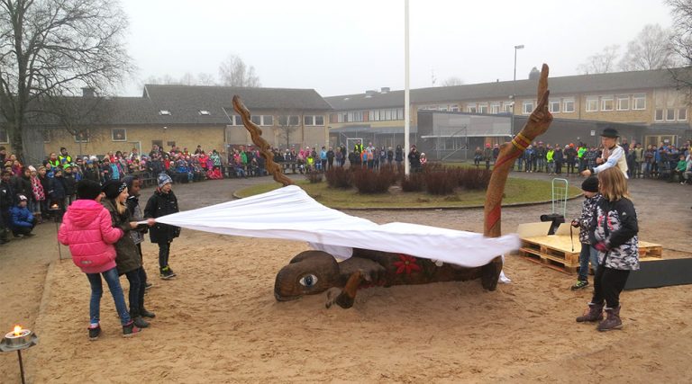 En dundrande salut för skolgårdskonstverket