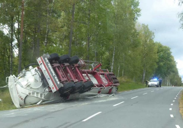 Släpvagn i diket i Hok