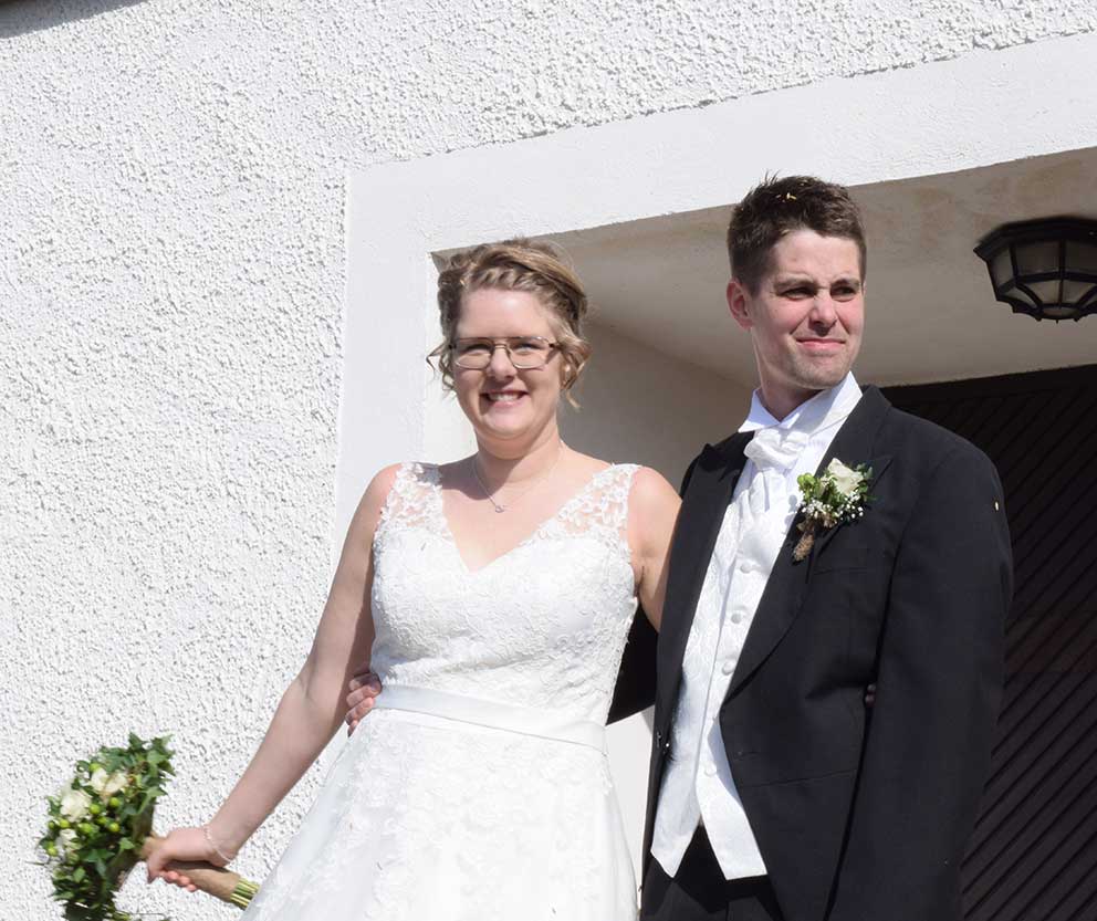 Karolina och Martin vigdes i Hagshults kyrka