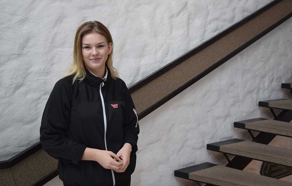Annie möter upp på hotellet - Skillingaryd