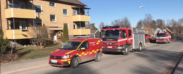 Brand i flerfamiljshus – två till sjukhus