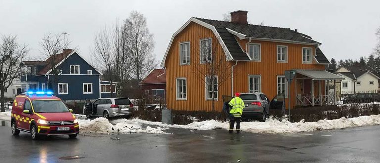 Trafikolycka – bil in i trädgård