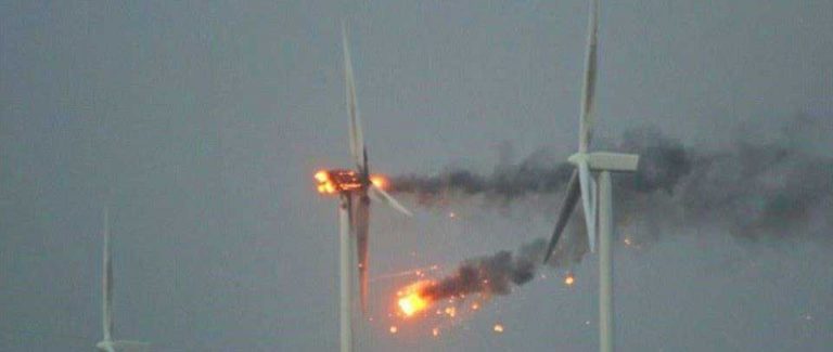 Här brinner ett vindkraftverk…