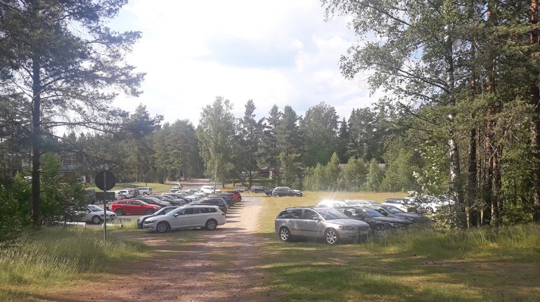 Arkivbild: fullt på parkeringen vid Hjortsjön