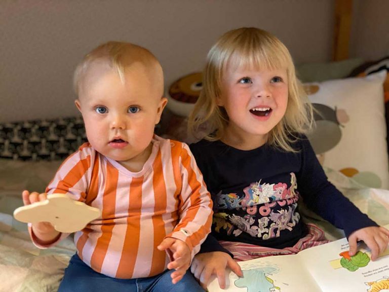 Ellenore 3 år och Vera 1 år
