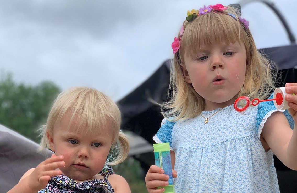 Systrarna Ellenore och Vera Emilsson i Vaggeryd fyller år