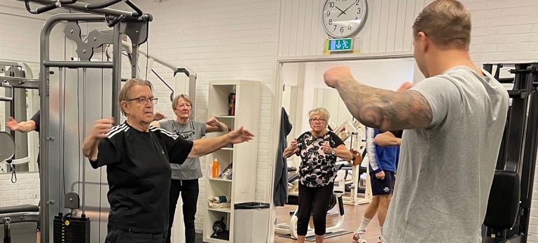Proffsboxaren Oliver slår ett slag för pensionärerna