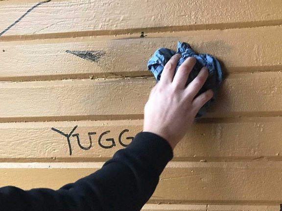 Polisen anmäler skadegörelse – tre ungdomar sågs på platsen