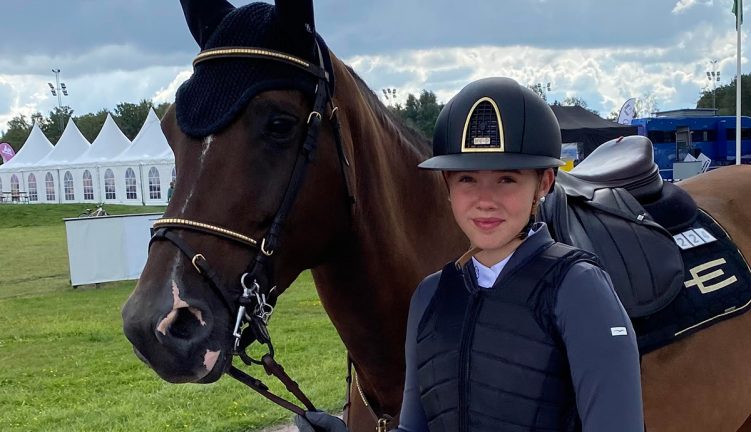 14-åriga Emilia uttagen till landslaget i hästhoppning