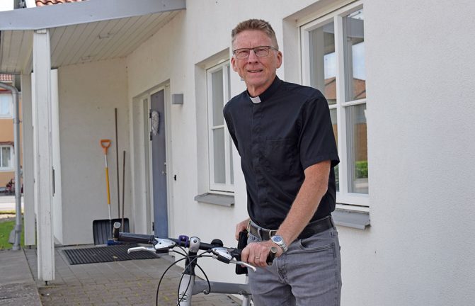 Kyrkoherden tar cykeln till jobbet