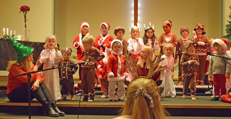 Framtidens barn firade lucia i kyrkan