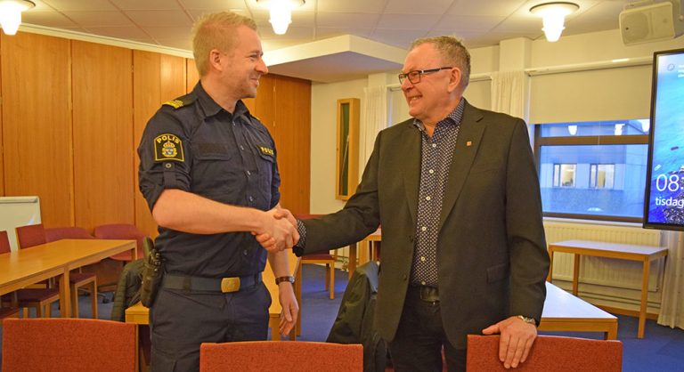 Kommun och polis tog i hand: Medborgarlöftet signerades