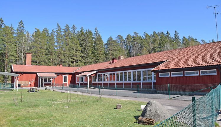 Ställer sig positiva till att Åkers skola blir bostäder