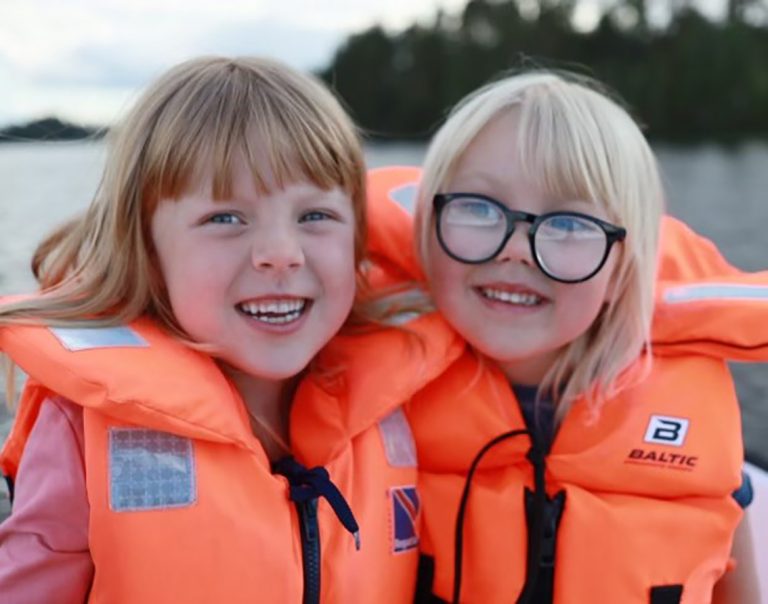 Ellenore och Vera Emilsson i Vaggeryd fyller år