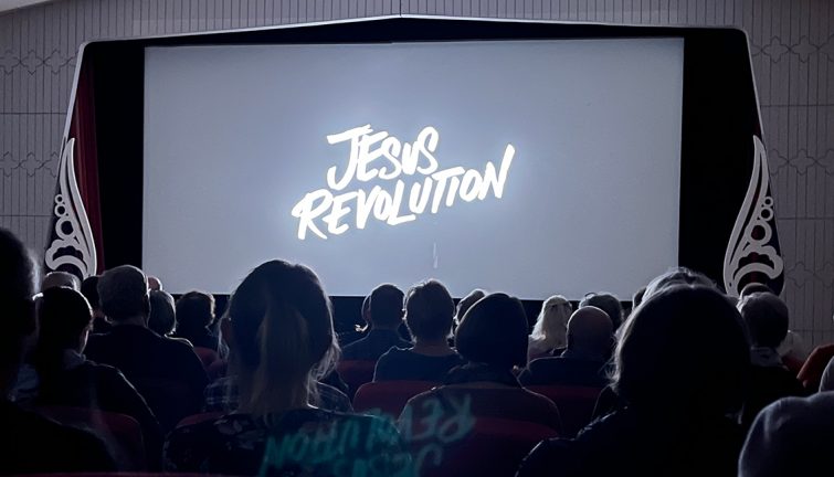 Jesus Revolution drog fullt hus