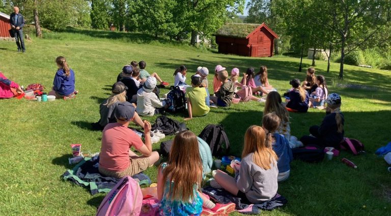 Skolan på besök i Hembygdsparken