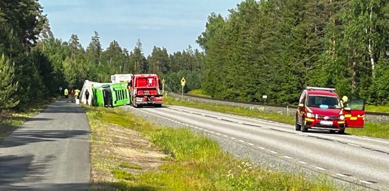 Lastbil vält på Hokvägen