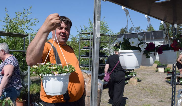 Blomsterköpsugna köade hos Skearyd