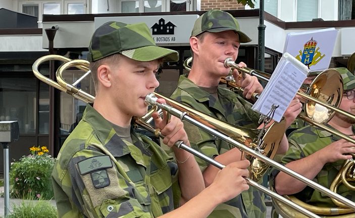 Musikkår spelade vid Knutpunkten