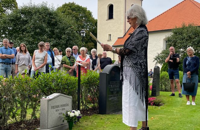 Anne och Kristina talade på kyrkogården