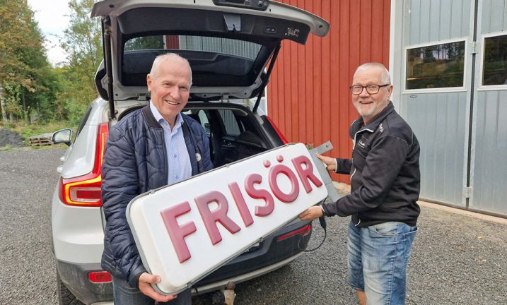 Skylten återlämnad till Lennart