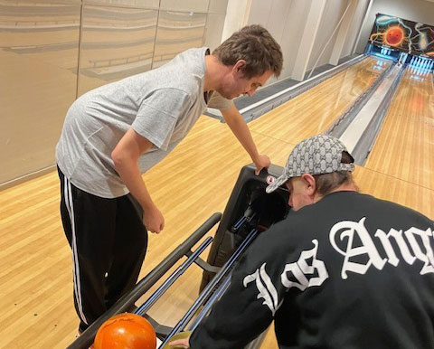 Bowling för FUB och uppskattad hamburgertallrik