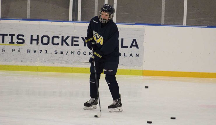 Leia brinner för hockeyn – tränar med a-laget