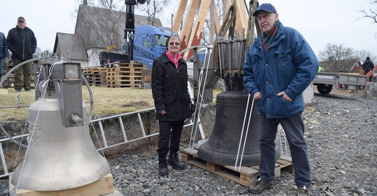 Kyrkklockorna lyftes på plats