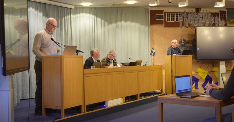 Nämnderna måste sträva efter budget i balans