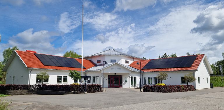 Brokyrkan är ny annonsör