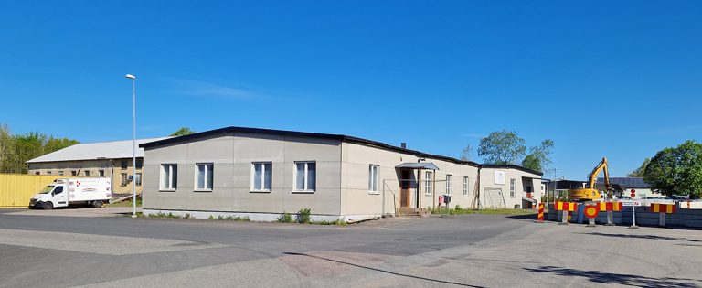 Brandhärjad byggnad rivs