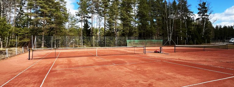 Gratis tennis för alla upp till 20 år – nu öppnar grusbanorna i Vaggeryd