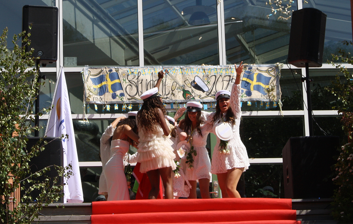 Katta labiyali yalangoch qizlar