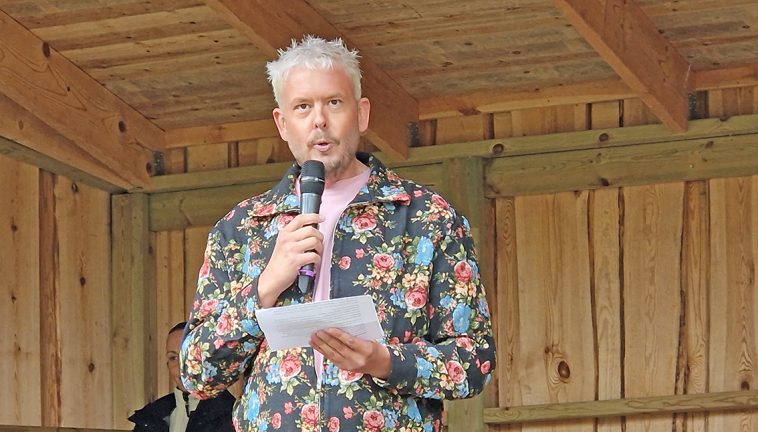 Värmande högtidstal i regntungt Byarum