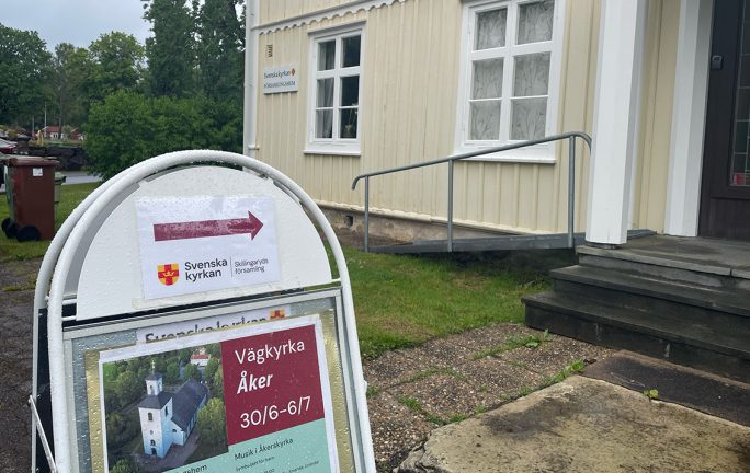 Kyrkogårdsvandring i Åker