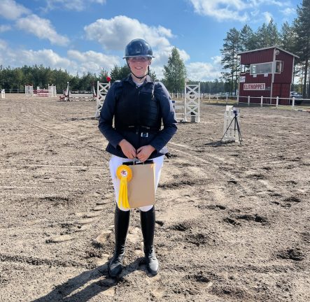 Emma blev trea på hopptävling hos VSRK