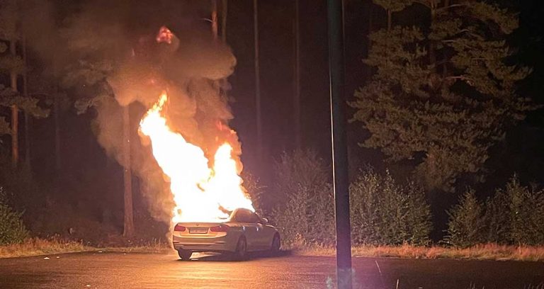 Brand i bil på pendlarparkering