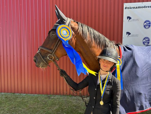 Ella tog guld i DM-hoppning