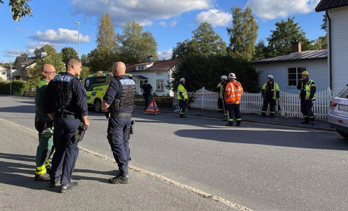 Bil i staket och stolpe