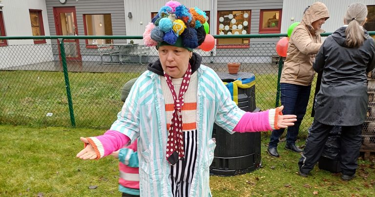 Oväntat besök av PomPom när komposten invigs