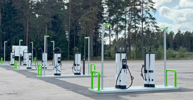 Åtta nya snabbladdare invigs