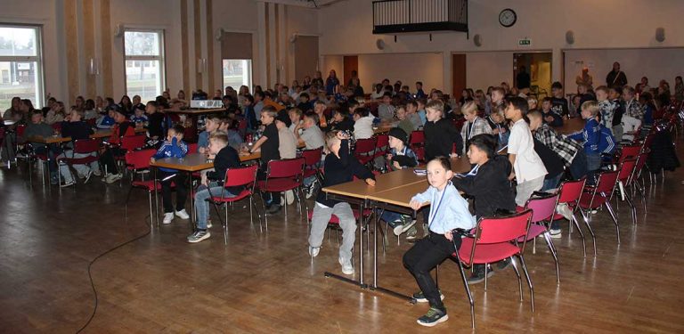 450 på fotbollsfester