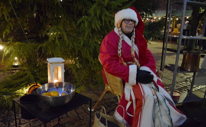 Välbesökt julskyltning i Skillingaryd