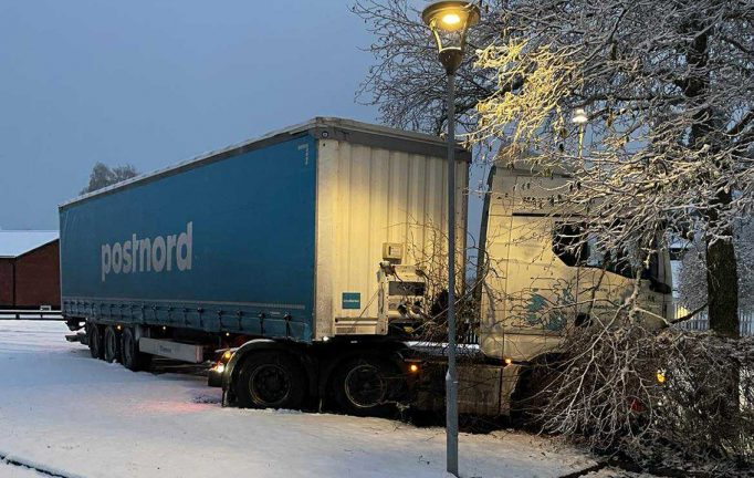 Väjde för bil – körde av vägen