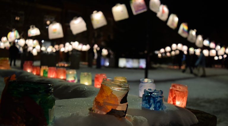 Ljus fyllde torget för barns rättigheter