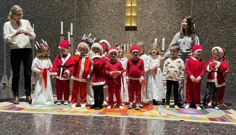 Julfrukost med luciatåg