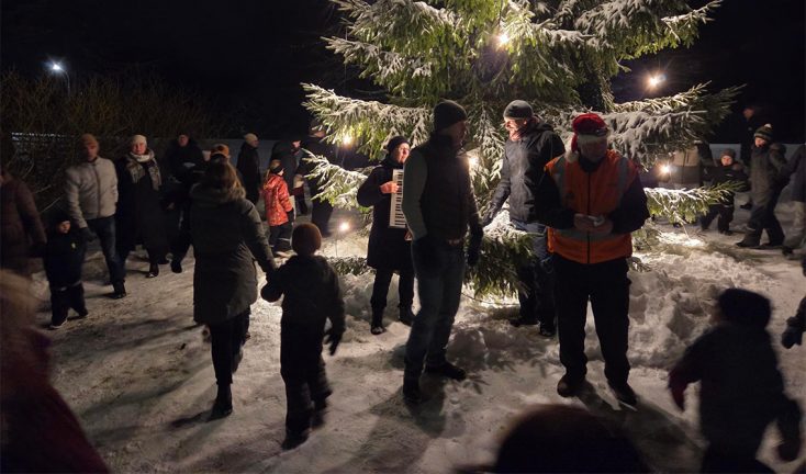 Rekordmånga på knutsdans i Tofteryd