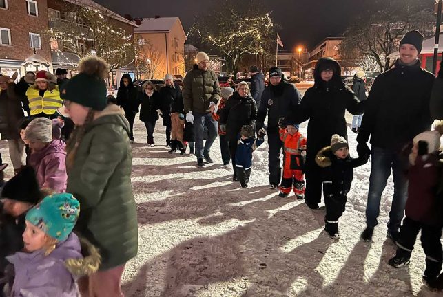 TV och bildspel från Knutdansen i Skillingaryd